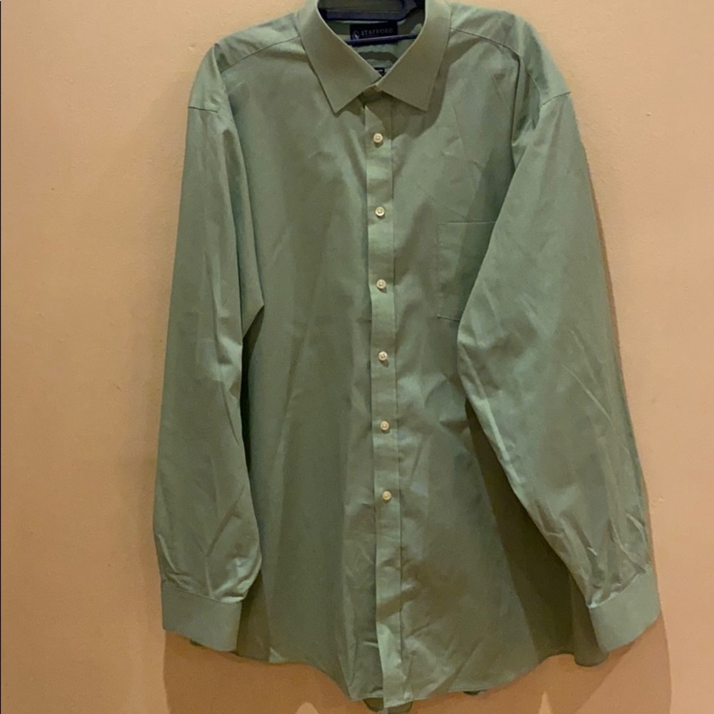 Green men’s button up shirt